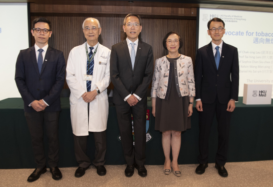 港大醫學院倡議考慮立法讓本港達至全面禁煙。（左起：王文炳教授、林大慶教授、劉澤星教授、陳肇始教授及何世賢博士）。
 